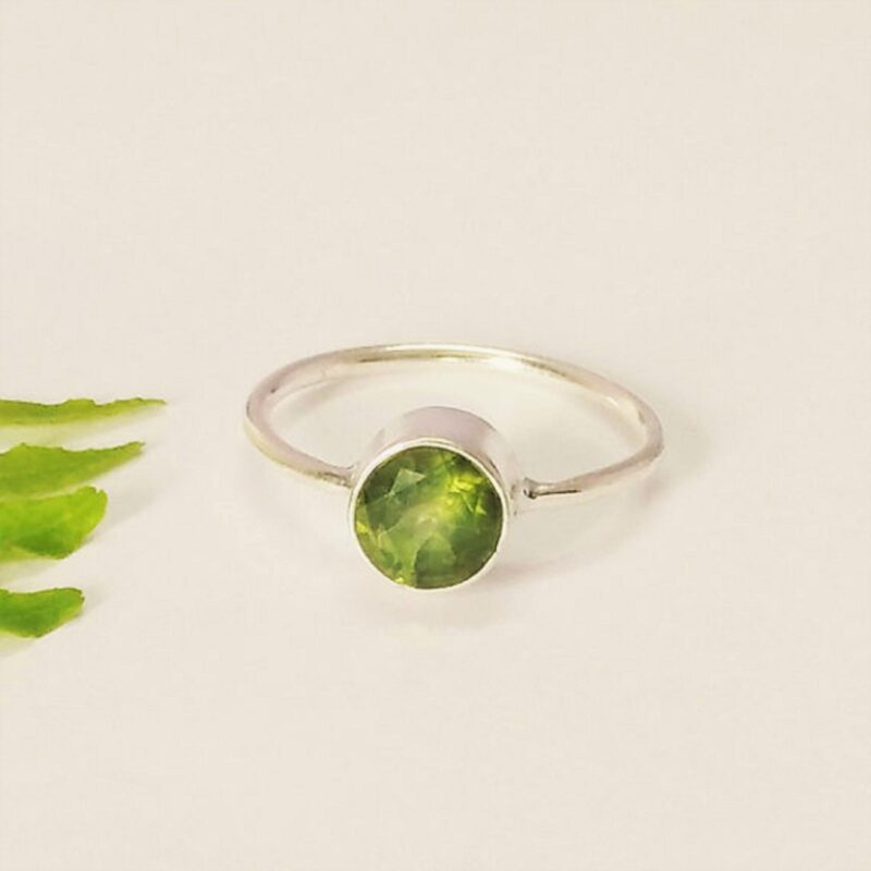 925 Solid Sterling Silver Green Peridot Gemstone Ring - Image 2